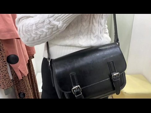 ❤️ Masturbasyon piblik nan jenn femèl FeralBerry ak yon gode nan sal la Fitting ❤️❌ Videyo sèks nan nou