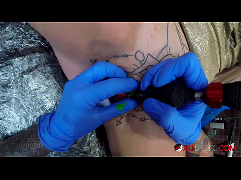 ❤️ Ekstrèmman tatoue hottie Sully Savage te fè yon tatoo sou klitoris li ❤️❌ Videyo sèks nan nou